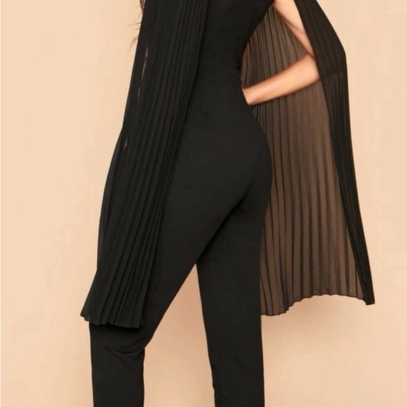 Solid pleated cape jumpsuit. - Picture 3 of 4